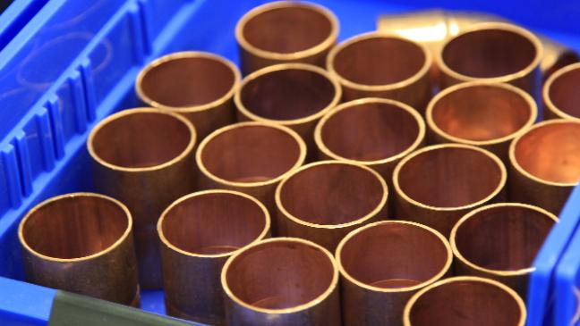 Regenrinne und Fallrohr aus Kupfer weg