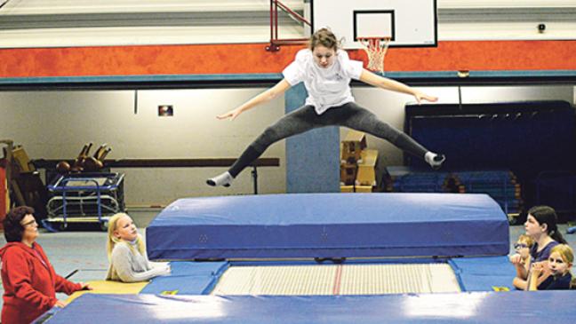 Die ersten Sprünge im Trampolinturnen