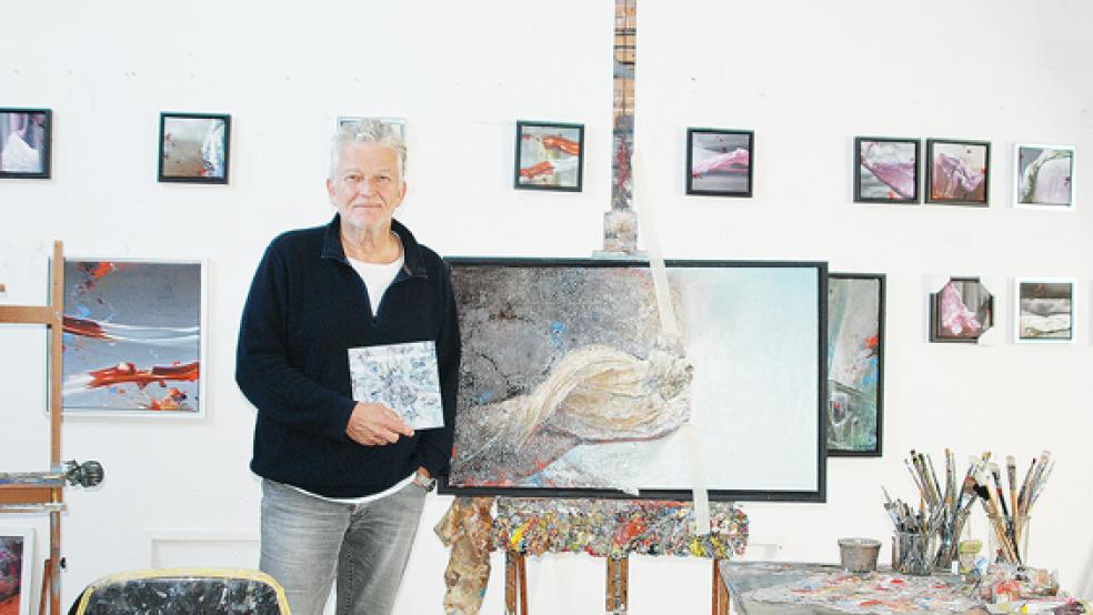 Ulrich Schnelle, hier in seinem Atelier, lädt ab 16. Oktober in den »secret garden« in seiner Kunstgalerie ein.  © Foto: Hoegen