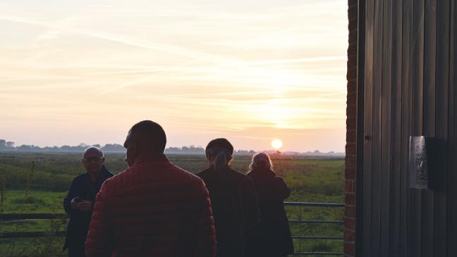 »Rot« bringt Leben in die Kunstscheune in Jemgumgaste
