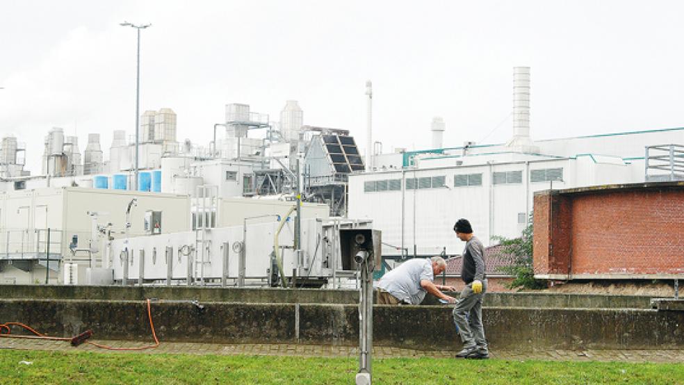 Nicht nur an einem Becken des Klärwerkes, auch am Betriebsgebäude laufen derzeit noch Arbeiten.  © Foto: Hoegen