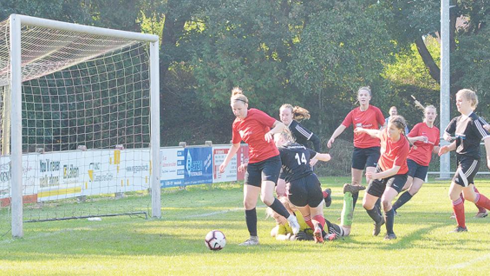 SV-Ems-Spielerin Milena Voß (am Ball) kann in dieser Szene den Ball nicht im Tor der SG Elisabethfehn/Harkebrügge unterbringen. Am Ende blieb die Partie torlos.  © Foto: Ammermann