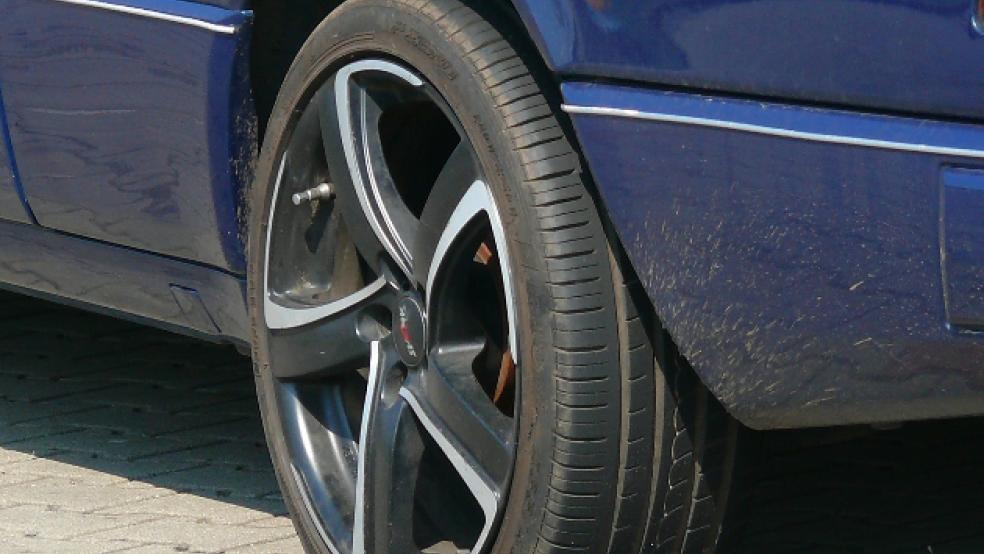 Alle vier Reifen eines parkenden Wagens in Weener wurden von unbekannten Täter zerstochen (Beispielfoto). © pixbay