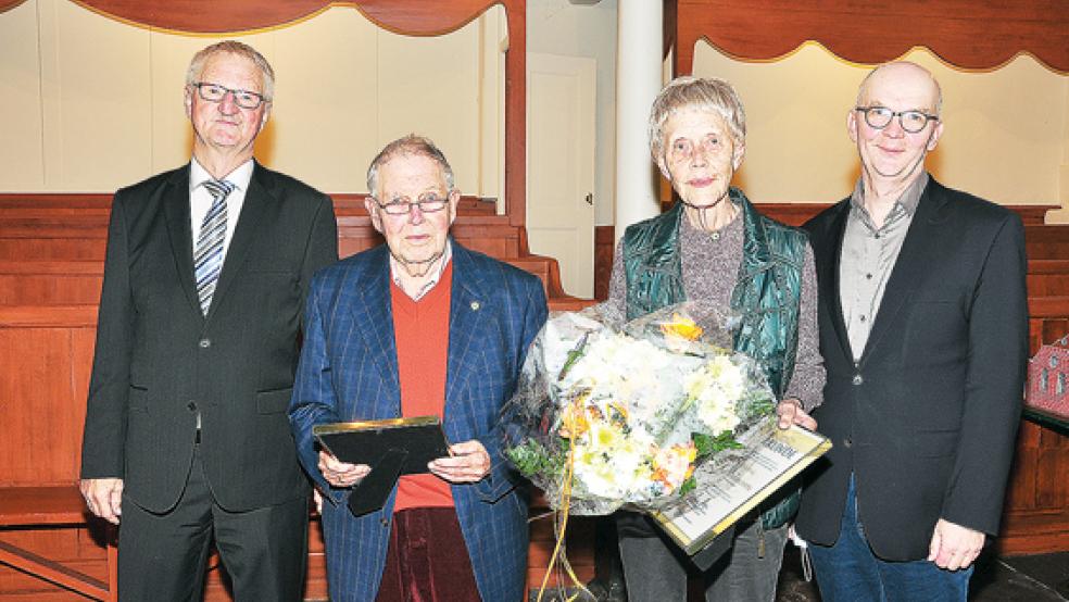 Richard Heeren (links) und Uwe Wiarda (rechts) dankten Hans-Hermann Richter sowie Roelfiene Stolz für ihren jahrzehntelangen Einsatz für den Kinderschutzbund in Leer.  © Foto: Wolters 