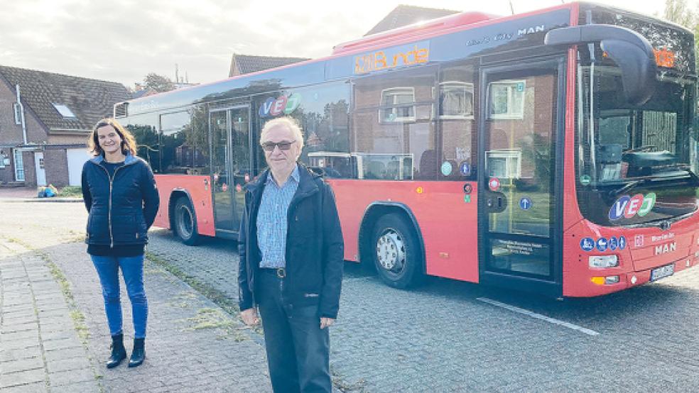 Cerrin Bonk und Evert Pastoor vom Schulelternrat der Oberschule in Weener kämpfen für bessere Busverbindungen und kritisieren die Kreisverwaltung.  © Foto: Boelmann