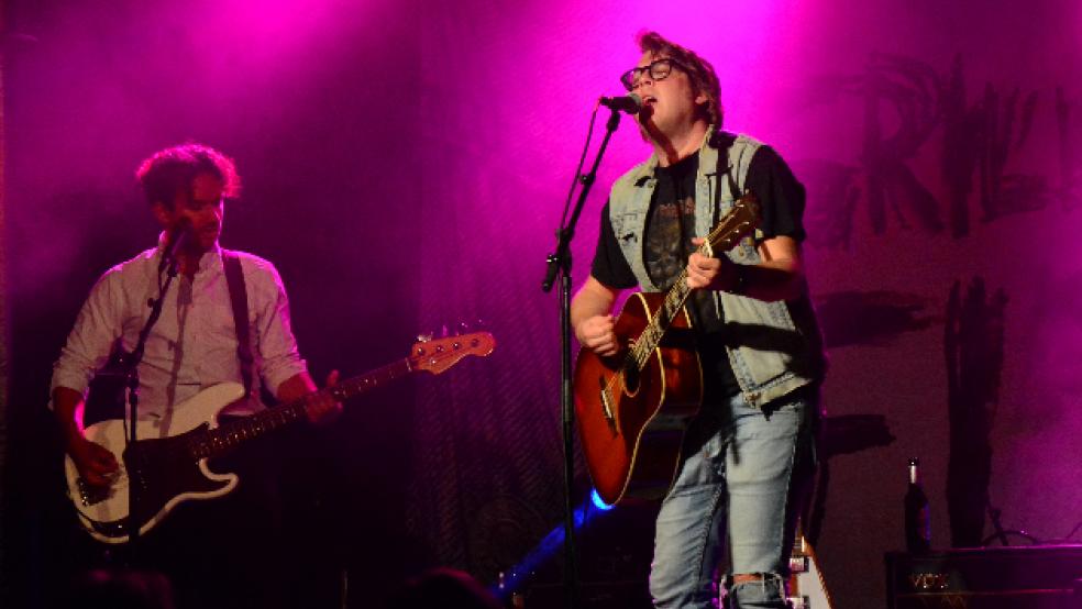 »Grillmaster Flash« amüsierte sein Publikum im Leeraner Zollhaus mit witzigen und zynischen Texten, zu handgemachter, alternativer Rockmusik. © Foto: Eden