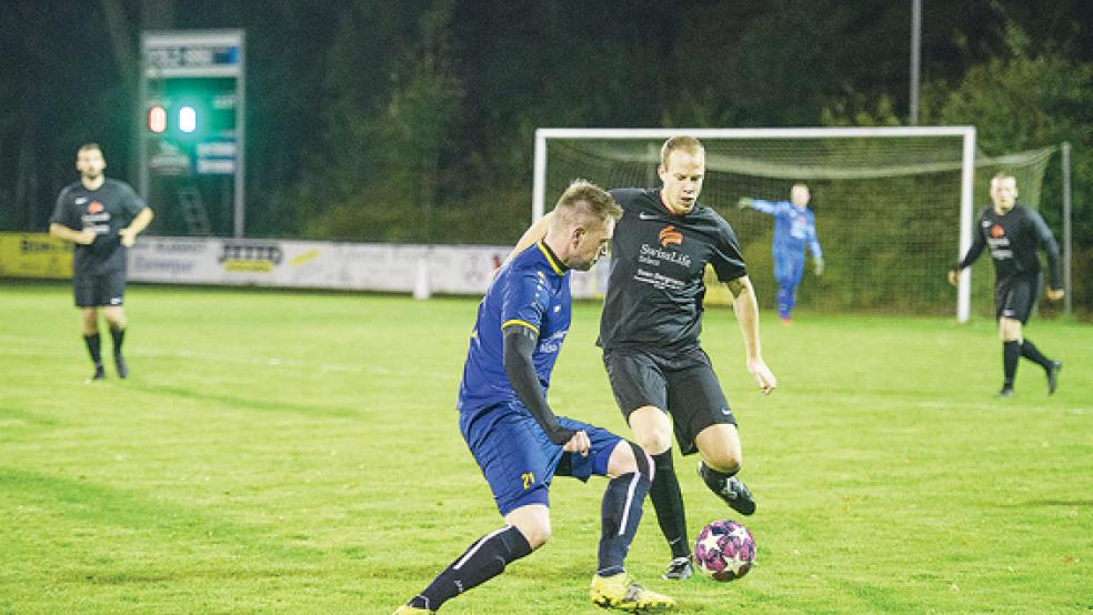 Duell unter Spielertrainern: Ingo Groen (links) und der TuS Weener II unterlagen Tobias Nannen und dem SV Concordia Neermoor letztlich nur knapp.  © Foto: Bruins