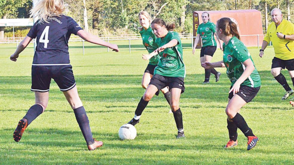 SG-Spielerin Natalia Steube (Mitte, am Ball) lieferte eine starke Partie im Mittelfeld.  © Foto: Ammermann