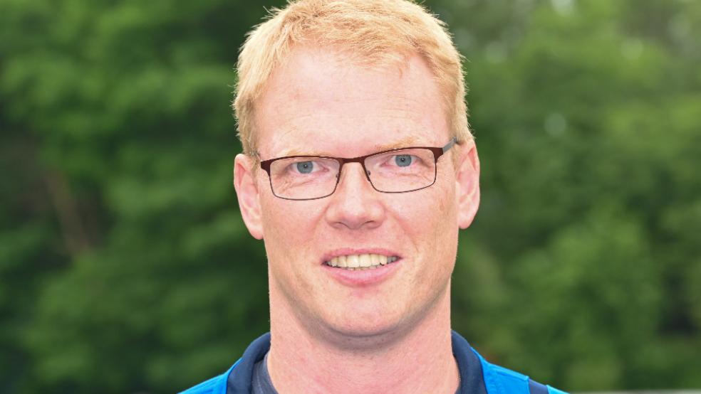 Sportfreunde-Trainer Helmut Auen war sich nach wenigen Minuten sicher, dass sein Team in Detern gewinnen würde. © Foto: Bruins