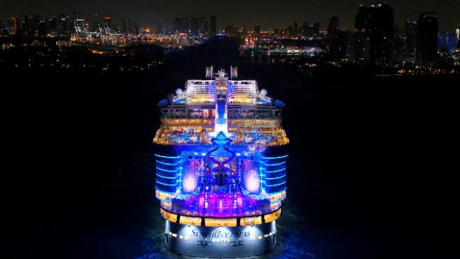 Gigant lässt größtes Schiff klein aussehen