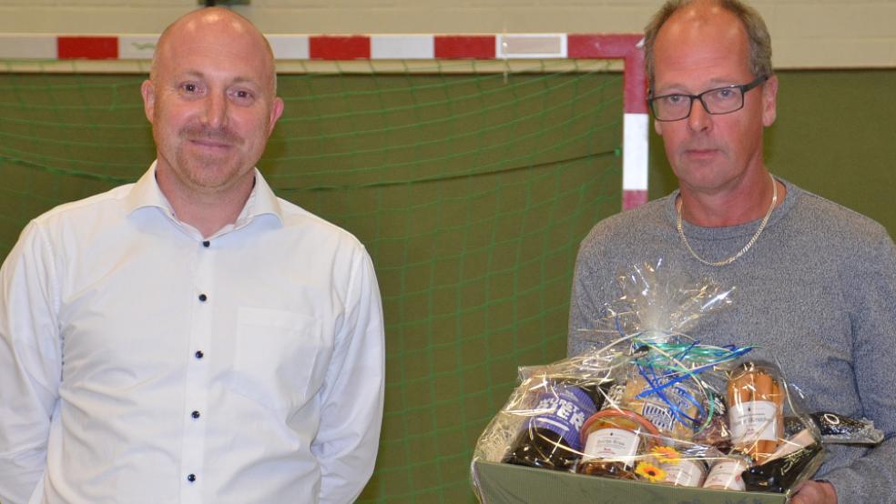 Hartmut Roelfs (rechts) wurde vom BSV-Vorsitzenden Matthias Frikke nach 23 Jahren als Fußball- obmann mit einem Präsentkorb verabschiedet.  © Fotos: Ammermann