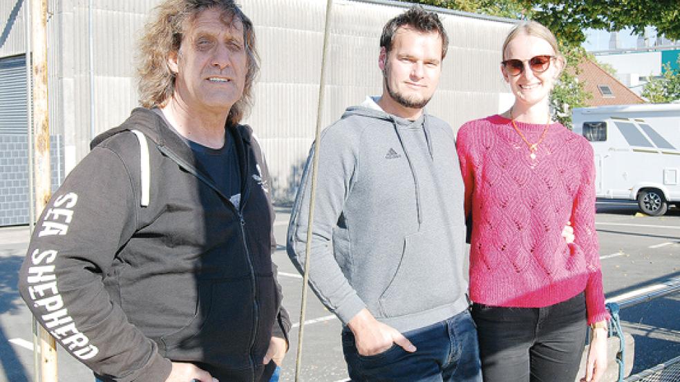 Neue Eigner der Motoryacht »pacifico« sind Thorsten Rygusiak (Mitte) und Inga Widderich. Jürgen Sattler (links), der 16 Jahre lang an Bord gelebt hat, hat die Yacht an das Paar aus Hamburg verkauft.  © Hoegen