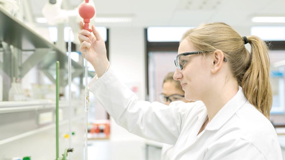 Die Forschung, hier eine Aufnahme aus einem der Labore, hat einen hohen Stellenwert an der Hochschule Leer/Emden.<br />  © Foto: Hochschule Emden/Leer