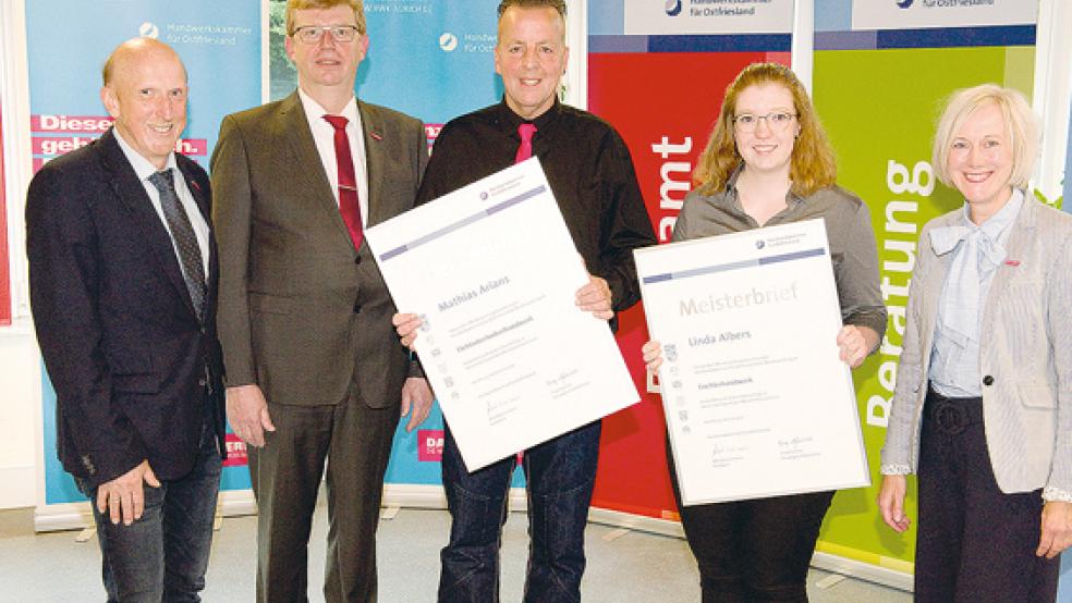 Präsident Albert Lienemann (Zweiter von links), Johannes Best (links), stellvertretender BBZ-Leiter, und Gisela Hillers gratulierten Tischlermeisterin Linda Albers aus Esens und Elektrotechnikermeister Mathias Arians aus Südbrookmerland.  © Foto: Ilka Perc