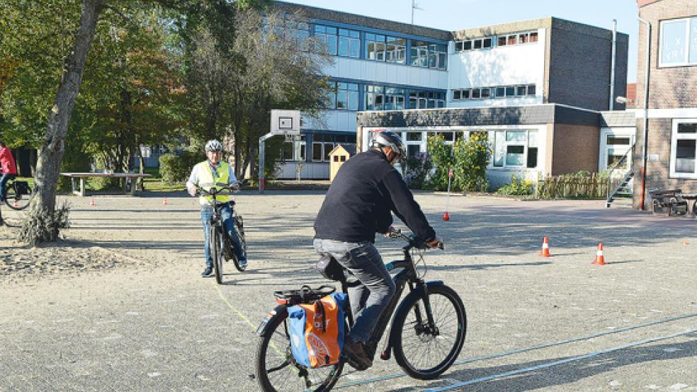 Auf dem Gelände der Bunder Grundschule haben die Kursteilnehmer fleißig den Umgang mit ihren »E-Bikes« geübt.  © Foto: Rheiderländer Fahrradclub
