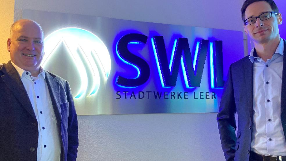 Der Nachfolger des neuen Leeraner Bürgermeisters Claus-Peter Horst (links) als Vorstandschef der Stadtwerke Leer kommt aus den eigenen Reihen: Der Verwaltungsrat hat den Juristen Timo Kramer (rechts) heute einstimmig auserkoren. © Foto: Stadtwerke Leer