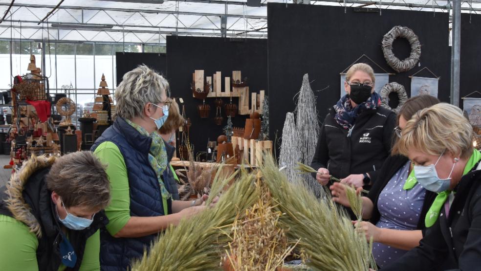 In den Räumen von Blumen König an der Wallinghausener Straße in Aurich banden Kerstin Kulke (von links), Charlotte Habben, Bianca König, Annika Jaborg und Sonja Remmers die Erntekrone, die Bundespräsident Frank-Walter Steinmeier am Sonntag in Victorbur in Empfang nehmen wird.  © LHV / Maren Ziegler