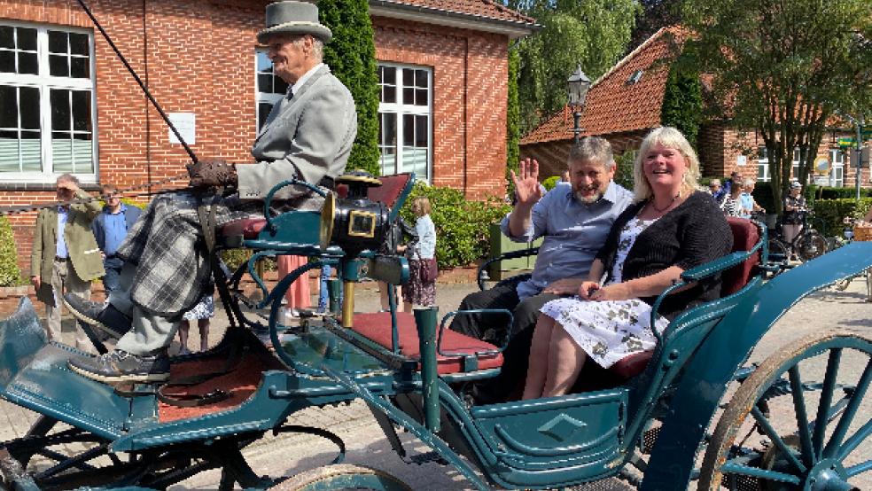 Mit einer Kutschfahrt wurde Helmut Not im Juli nach fast 40-jähriger Dienstzeit als Pastor der reformierten Kirchengemeinde Weener in den Ruhestand verabschiedet. Seither ist die Pfarrstelle für den Nordbezirk Weener vakant. © Archivfoto: Kuper