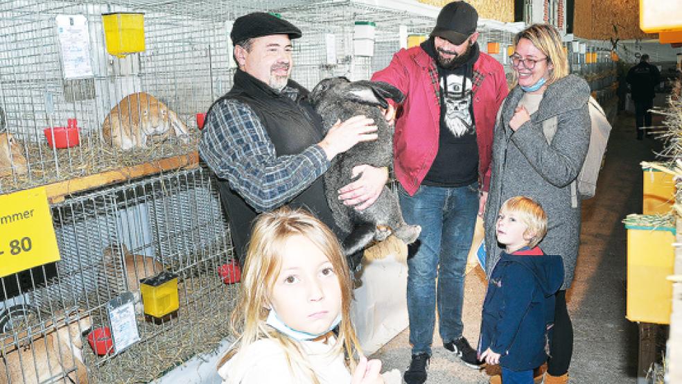 Ausstellungsleiter Thorsten Tuchscherer konnte bei der Kaninchenausstellung in Neermoor auch viele Familien mit Kindern begrüßen und freute sich über ein interessiertes Publikum.  © Foto: Wolters