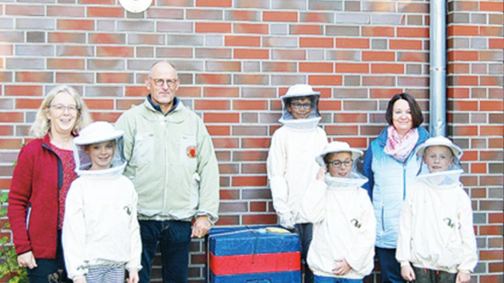 Der Imker-Nachwuchs der Grundschule Weener zusammen mit den Projektpaten: (von links) Dagmar Friedl, Kim, Friedhorst Friedl, Mariama, Fabian, Anja Meißner und Arthur. Die Kinder sind aus der Klasse 4d.  © Fotos: privat