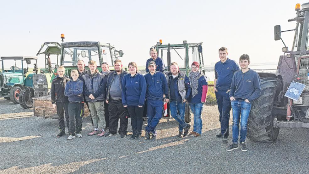 Die Oldtimer-Freunde aus dem Rheiderland mit ihren alten Landmaschinen auf der Bohrinsel Dyksterhusen.  © Foto: privat