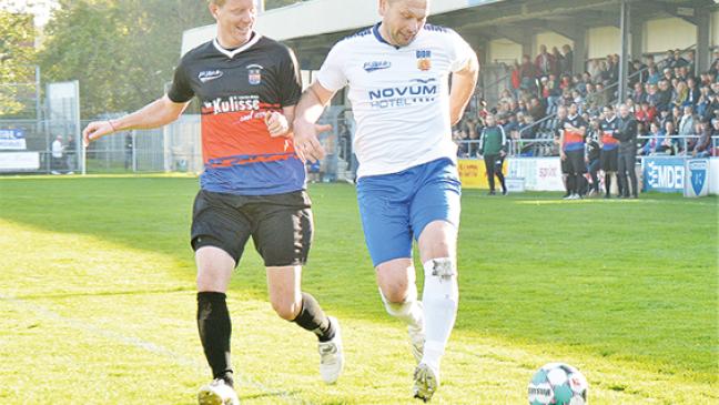Fröhliches Klassentreffen auf dem Fußballfeld