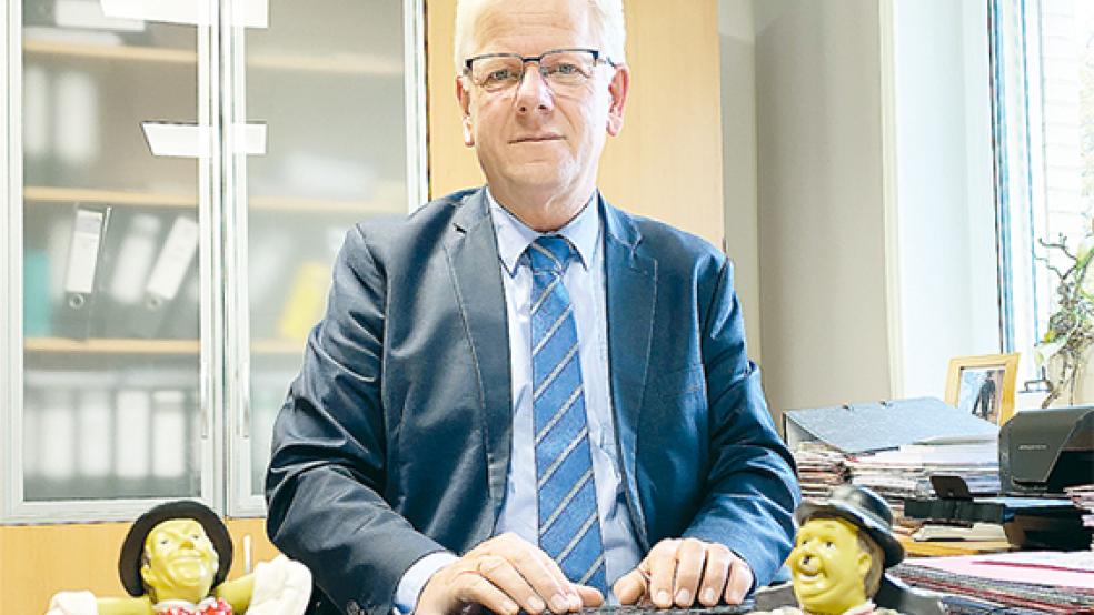 Zurücklehnen und Zeitung lesen - so wie »Dick und Doof« auf seinem Schreibtisch: Das kann auch Bürgermeister Ludwig Sonnenberg nach dem Ende seiner Amtszeit.  © Foto: Hanken