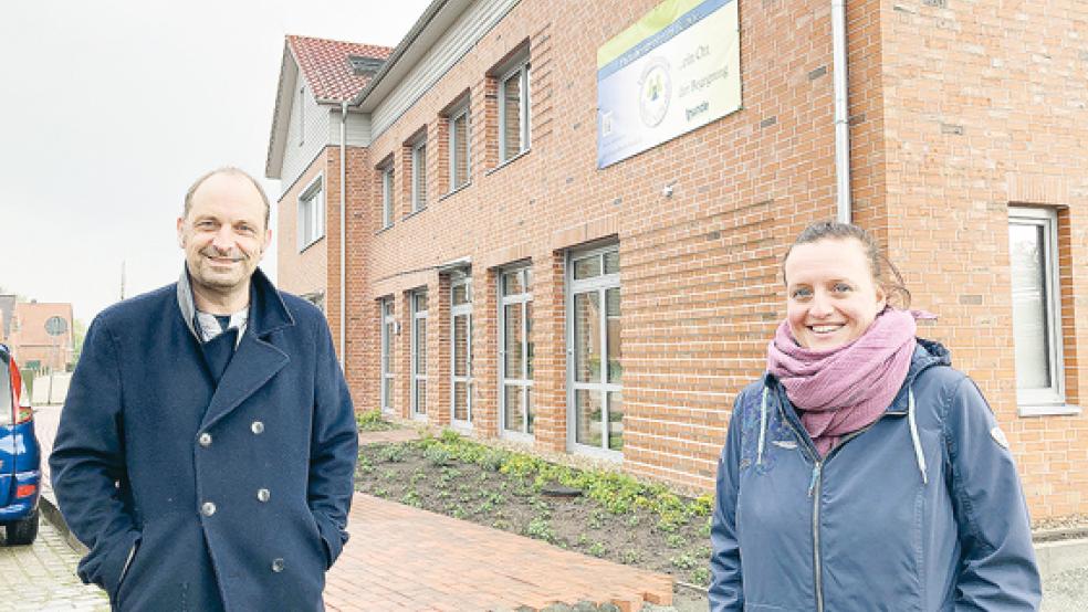 Werner Hoffmann, hier mit seiner Kollegin Anne Miksiunas, ist mit den Besucherzahlen im Familienzentrum seit Eröffnung am 20. Juli sehr zufrieden. Bis jetzt wurden genau 3683 Besucher im offenen Bereich gezählt.  © Archivfoto: Boelmann