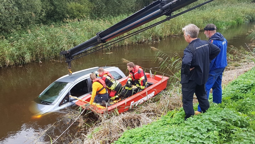 Die Feuerwehr Ihlowerfehn sicherte die Einsatzstelle zusammen mit der Polizei ab und unterstützte das Abschleppunternehmen bei der Bergung des Pkw mit dem Rettungsboot.  © Foto: Pascal Coordes (Feuerwehr)