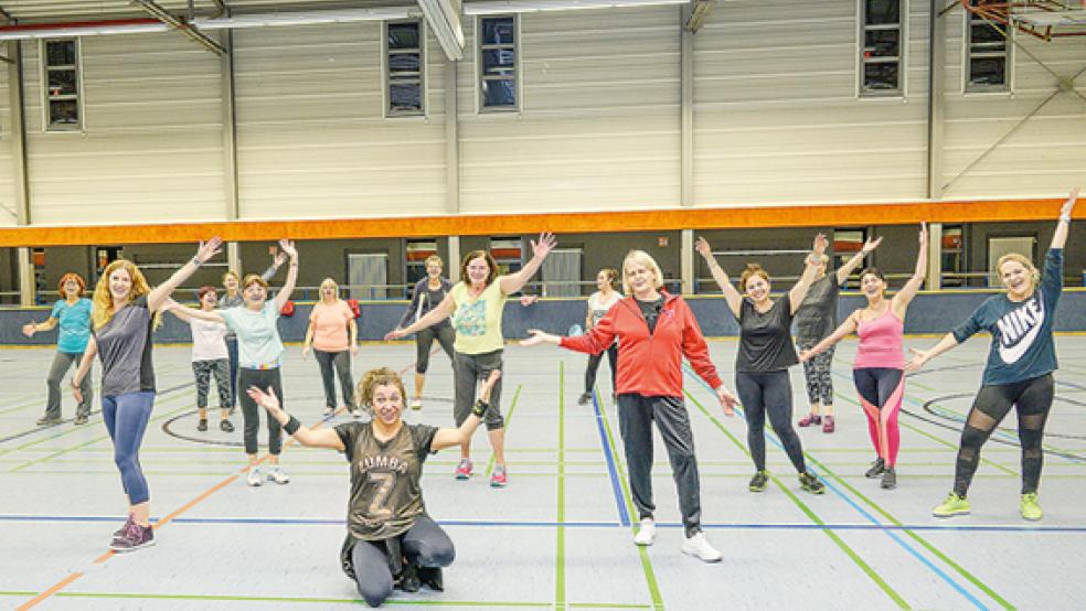 14 Frauen nehmen derzeit unter Anleitung von Trainerin Angela Sarmiento (hockend) am Zumba-Kursus teil - für den Neustart ab Dienstag, 19. Oktober, ist noch Platz für deutlich mehr. Nachdem der TV Bunde vor zwölf Jahren anfing, Zumba anzubieten, waren teilweise knapp 80 Personen dabei.  © Foto: Bruins