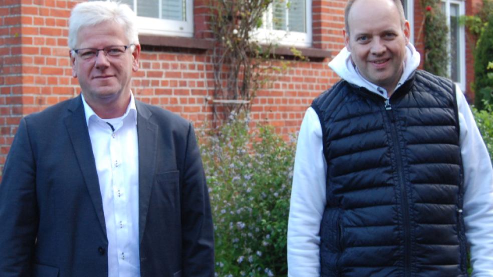 Bürgermeister Ludwig Sonnenberg (links) unterstützt das Vorhaben des Dermatologen Bernd Brinker, als Facharzt eine Versorgungspraxis in Weener für das ganze Rheiderland zu betreiben. © Foto: Hoegen