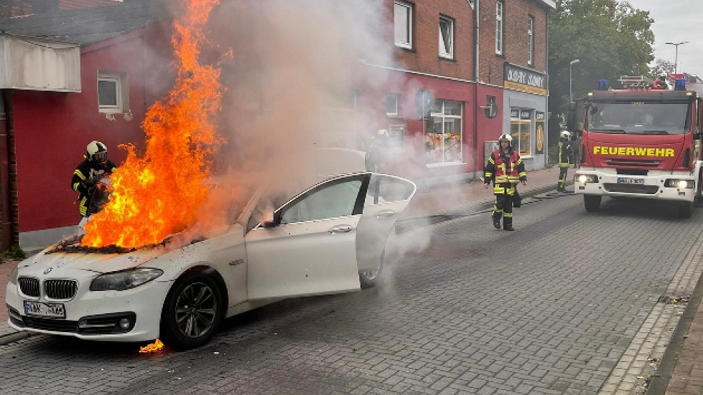 Dieses Auto ist in Aurich in Brand geraten. Die Feuerwehr war vor Ort.  © Feuerwehr