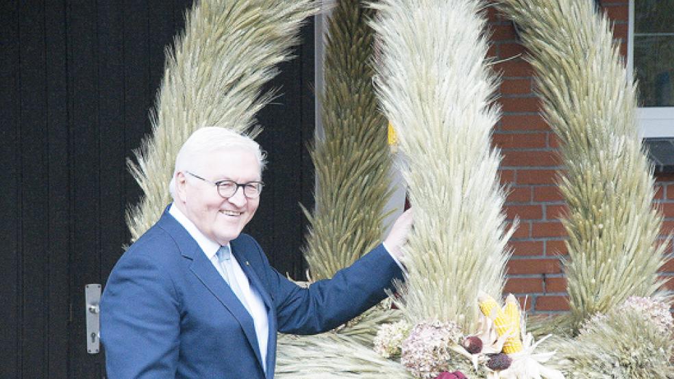 Bundespräsident Frank-Walter Steinmeier bekam in Victorbur eine Erntekrone überreicht.  © Foto: Janssen (ON)