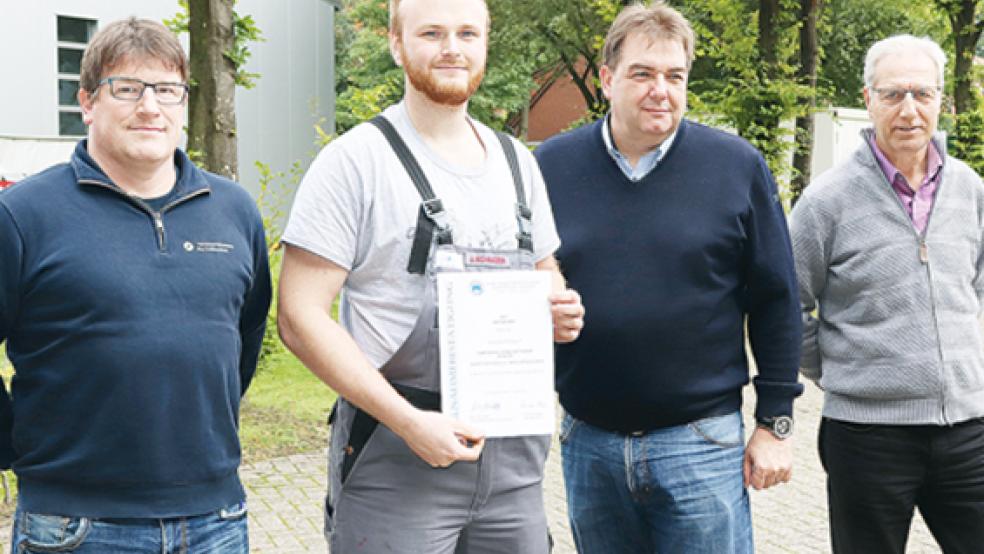 Jann Schrader aus Leer mit (v.r.) Dieter Friedrichs, Wettbewerbskoordinator der Handwerkskammer sowie den Lehrwerksmeistern Holger Wulf und Thomas Kleinfeld-Bruns.  © Foto: Handwerkskammer