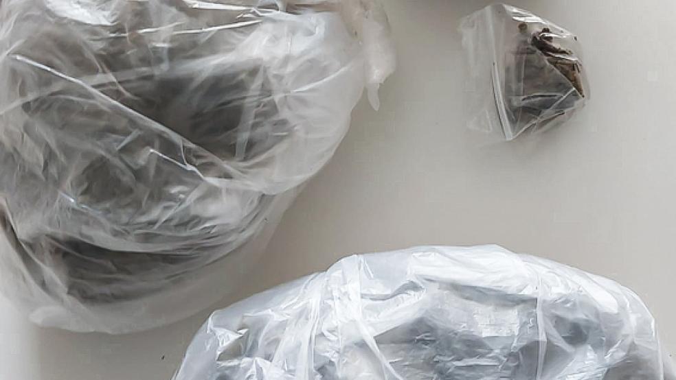 300 Gramm Marihuana wurden in der Reisetasche des 37-Jährigen gefunden.  © Foto: Zoll