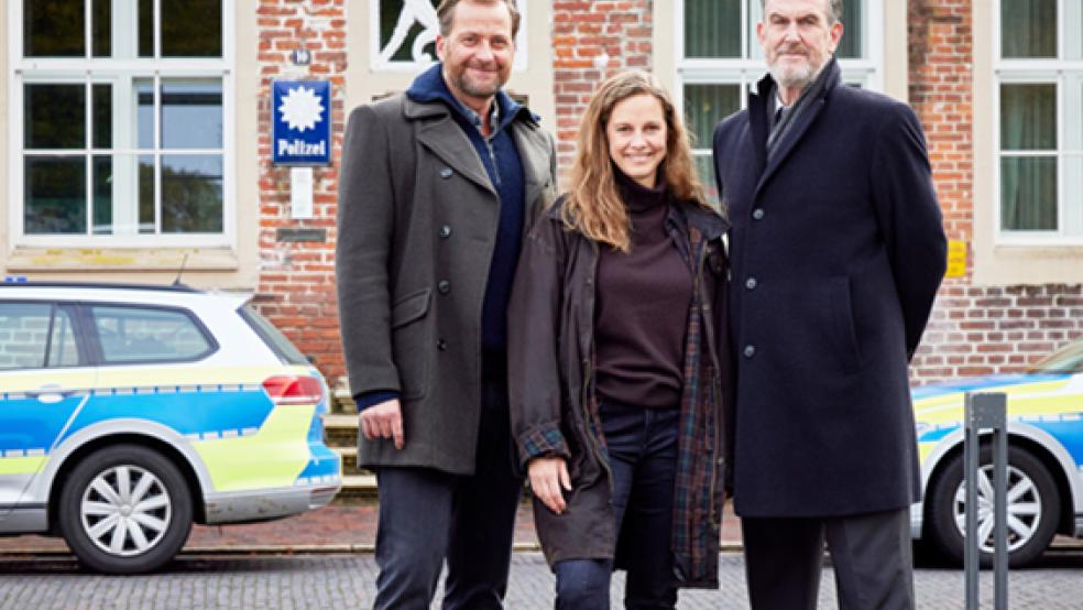 Drehstart für »Ostfriesenmoor«: (von links) Frank Weller (Christian Erdmann), Ann Kathrin Klaasen (Picco von Groote) und Ubbo Heide (Kai Maertens)  © Foto: ZDF/ Sandra Hoever