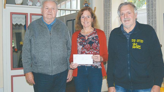 850 Euro Spende für Pflegebad