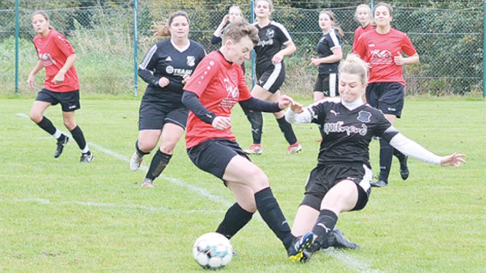 Mittelfeldspielerin Aina Ibelings (rotes Trikot) leitete viele Offensivsituationen der SG ein.  © Foto: Ammermann