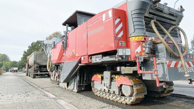Schweres Gerät »knabbert« sich durch die Straße