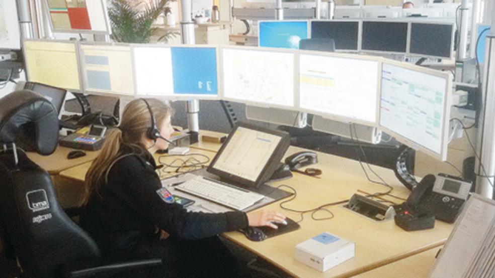 Es ist ein Schutznetz für die Bevölkerung: In der Kooperativen Leitstelle in Wittmund gehen täglich im Durchschnitt 700 Notrufe ein. Im Jahr sind es im Durchschnitt rund 255.000 Anrufe.  © Archivfoto: Polizei