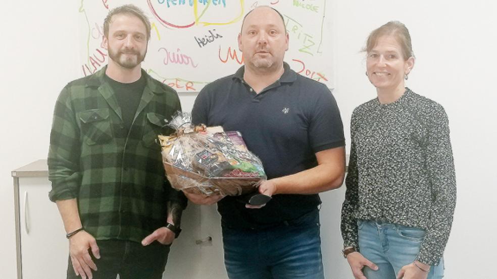 Einrichtungsleiter Marc Hilbrands(links) und Geschäftsführerin Insa Franzen freuen sich mit Marcus Reck über seine bestandene Berufsausbildung.  © Foto: privat