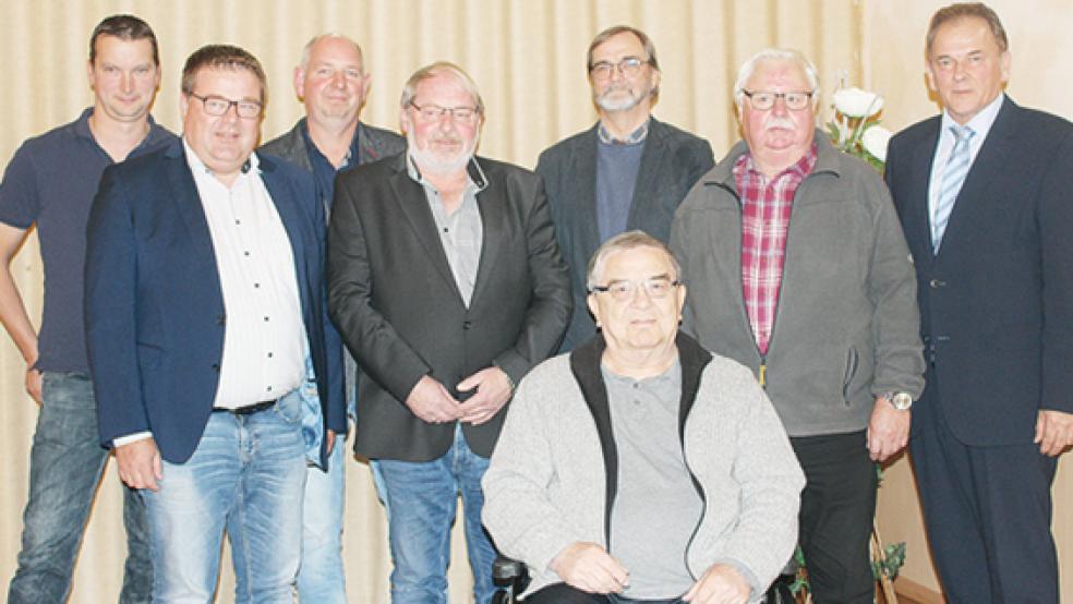 In der Sitzung wurden die Ratsmitglieder Heiko Berlin (von links), Thomas Gelder, Detert Gruis, Heinz-Günther Gosling, Theus Graalmann, Kurt Voß und Egon Kreienbrock (sitzend) von Bürgermeister Gerald Sap verabschiedet.  © Fotos: Berents