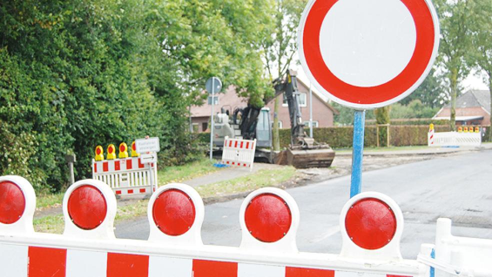 Bis hierhin und nicht weiter: Ab Einmündung Floorenstraße ist die Graf-Edzard-Straße voll gesperrt.  © Foto: Hoegen