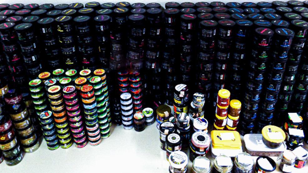 Zollbeamte stellten 1000 Dampfsteine und sechs Kilogramm Wasserpfeifentabak sicher.  © Zoll 