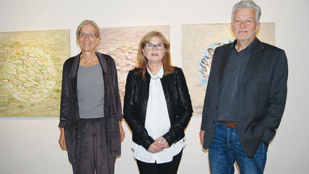 Vor drei ihrer Bilder stellte sich Marita Schlicker (Mitte) dem Fotografen. Links Dr. Annette Kanzenbach, rechts Hausherr und Galerist Ulrich Schnelle.  © Foto: Hoegen