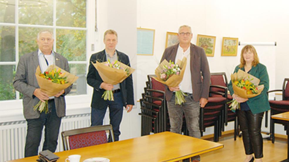 Seit 1991 war Manfred Robbe (links) als Schiedsmann in der Stadt Weener aktiv, am Dienstag wurde er verabschiedet. Neue Schiedsleute sind Herbert Kok (zweiter von links) und Geerd Schmidt (neben ihm). Johanne Pastoor ist Stellvertreterin für beide Schiedsbezirke. © Foto: Hoegen