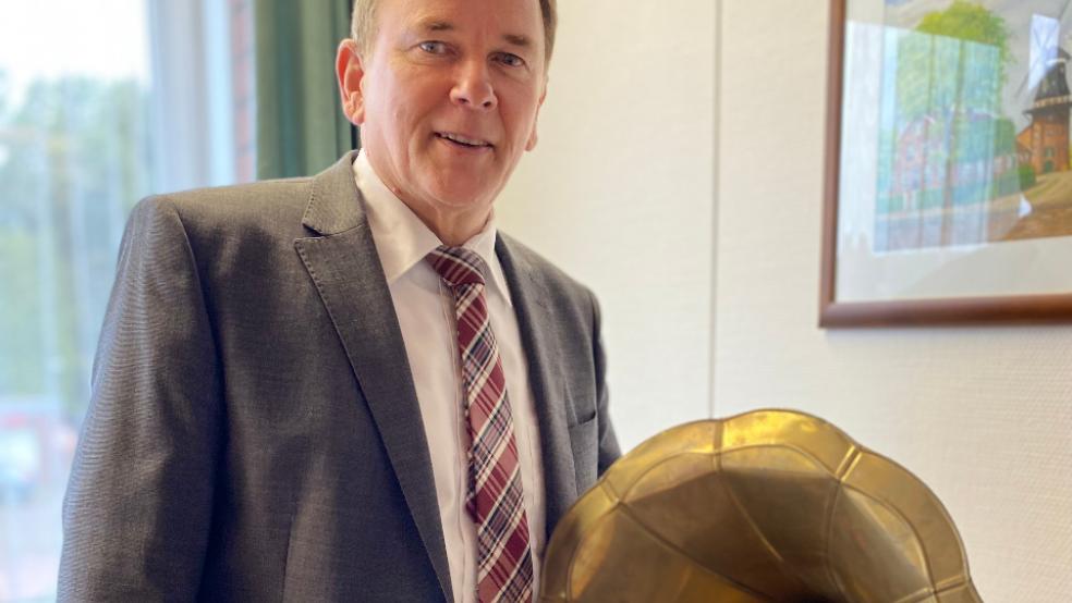 Gerald Sap an seinem geliebten Grammophon, das stets ein Blickfang in seinem Büro war. Als Bürgermeister war eher der Freund leiser, überlegter Töne als ein »Lautsprecher« - und er ließ lieber Taten sprechen. © Hanken