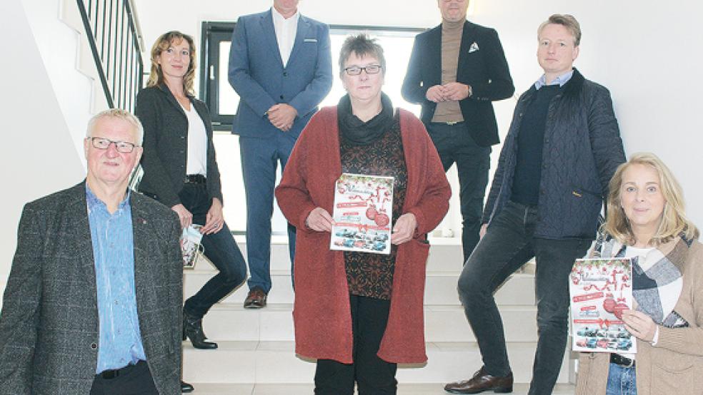 Richard Heeren und Tanja Siemermann-Neuhaus (beide Kinderschutzbund) freuten sich mit Jutta Blank (Mitte) und Christian Brahms (rechts) über den baldigen Beginn der Weihnachtsverlosung. Das Foto zeigt außerdem Uwe Boden (oben links), den Vorsitzenden der Werbegemeinschaft Andreas Fricke und Marlene Schwill (stellvertretende Vorsitzende).  © Foto: Berents