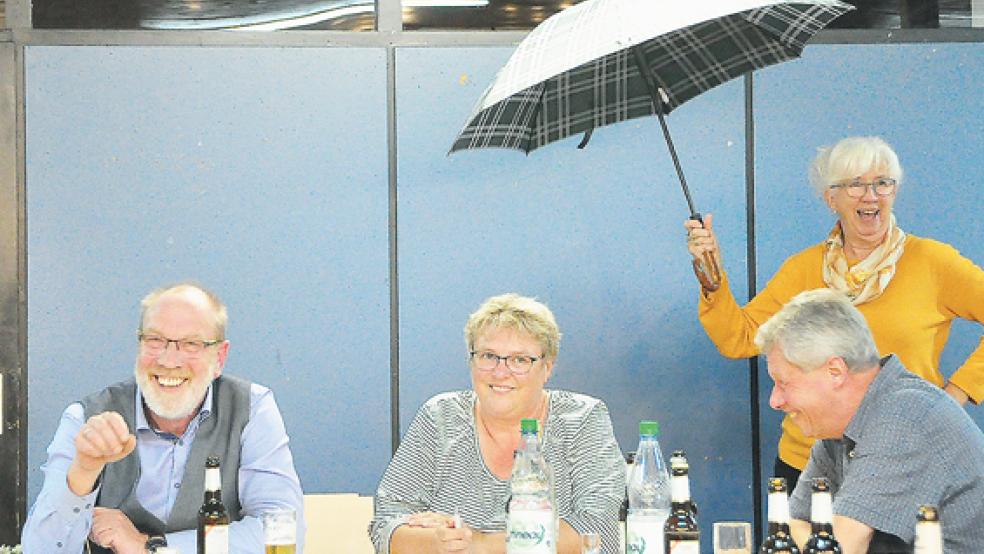 Vorsitzender Curt Weber, die stellvertretende. Kassenwartin Silvia Reich und zweiter Vorsitzender Friederich Reich (sitzend von links) hatten viel Spaß an den Darbietungen von Spielleiterin Hildegard Weber (mit Schirm).  © Foto: Wolters