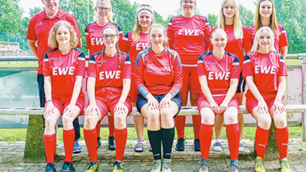 Beim SV Ems Jemgum II war es personell von Anfang an eng: Zum Fototermin für die RZ kamen nur zehn Spielerinnen und Trainer Frank Batterham.  © Foto: Bruins
